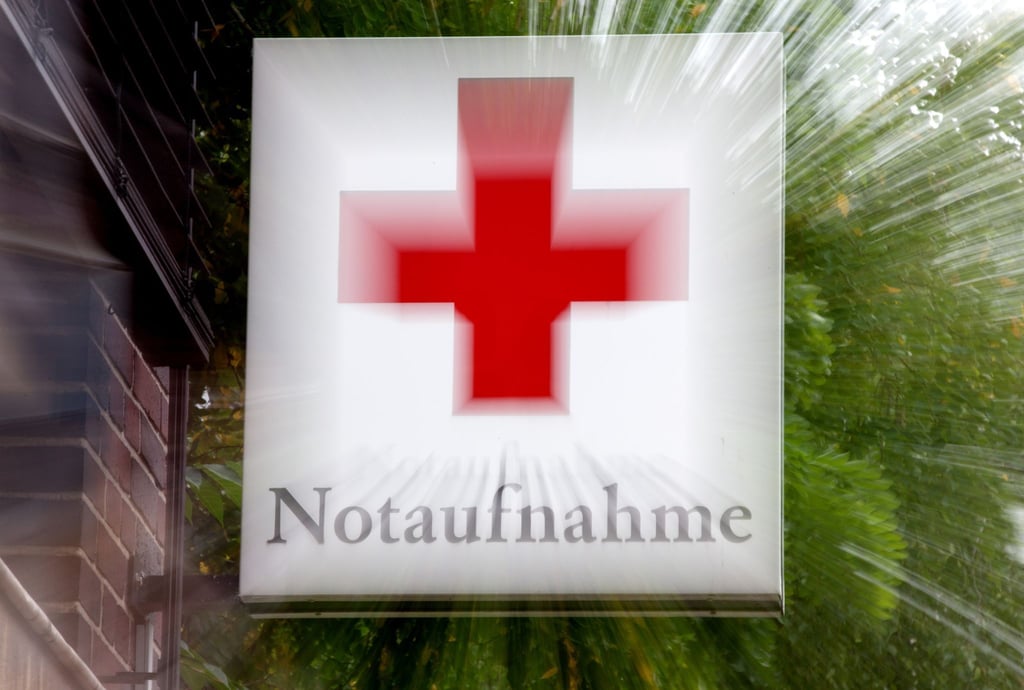 Ein Schild „Notaufnahme“ mit einem roten Kreuz hängt an einem Krankenhaus in Hannover. Viele Pflegekräfte erleben laut Studien Gewalt im Krankenhaus.