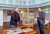 Kunsthistoriker Sven Pabstmann spricht mit Christoph Erdmann, dem Leiter der Museen im Schloss Köthen.