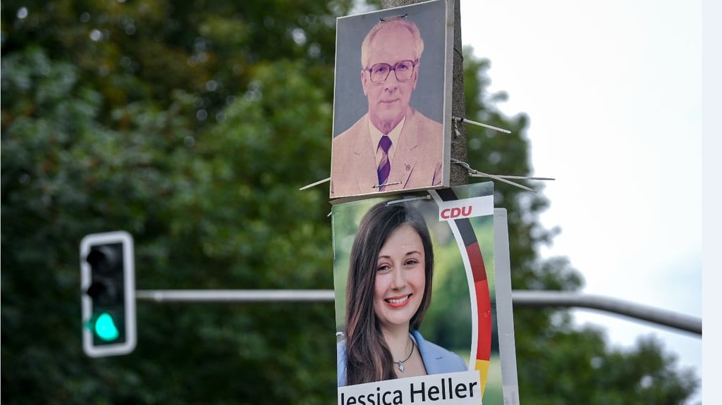 Ein Porträt Erich Honeckers ist an einer Straßenlaterne in Leipzig über anderen Wahlplakaten hängend aufgetaucht.