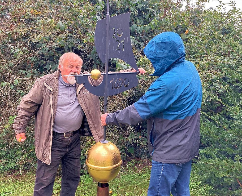 Bleddin: Metallgestalter Jörg Ernst (l.) mit neuer Wetterfahne