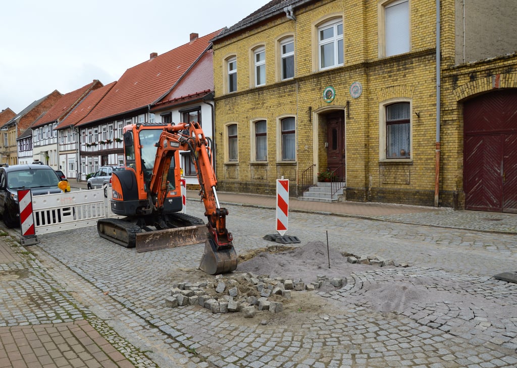 In der Rathausstraße in Kalbe laufen derzeit Bauarbeiten am Straßenkörper. Stein für Stein wird in der Straßenmitte aufgenommen und neu in kleinen Bögen mit Steinmehl eingefasst.