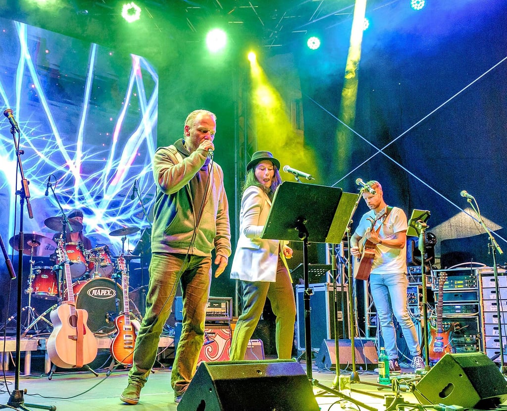In den Hochwassergebieten in Rheinland-Pfalz und Nordrhein-Westfalen brauchen Menschen noch immer Unterstützung. Jetzt hat in Wittenberg Elena Bianchi mit Freunden, hier Dirk Wald, ein Benefizkonzert gegeben.