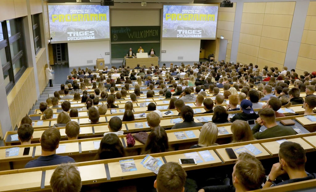 Studierende sitzen in einem Hörsaal.