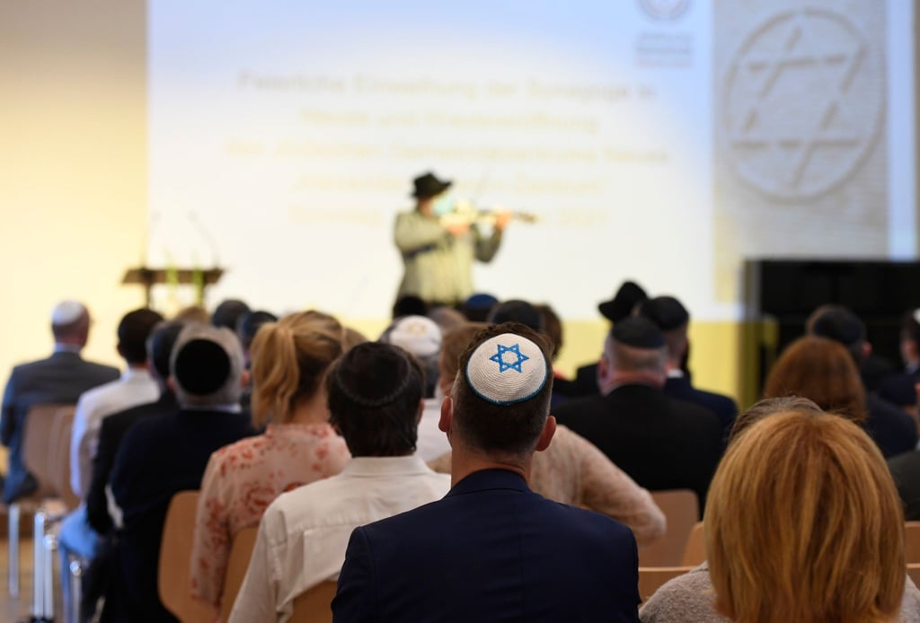 Das Publikum verfolgt die Einweihung des Neubaus der Synagoge in der Stadt.