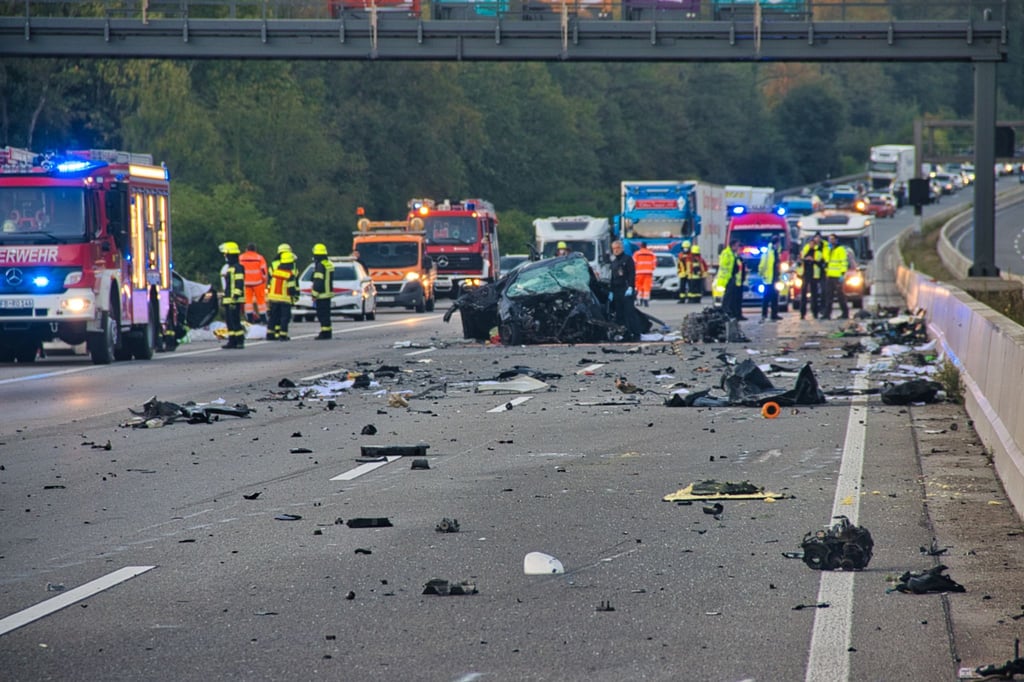 Zerstörte Autos und weit verteilte Trümmer.