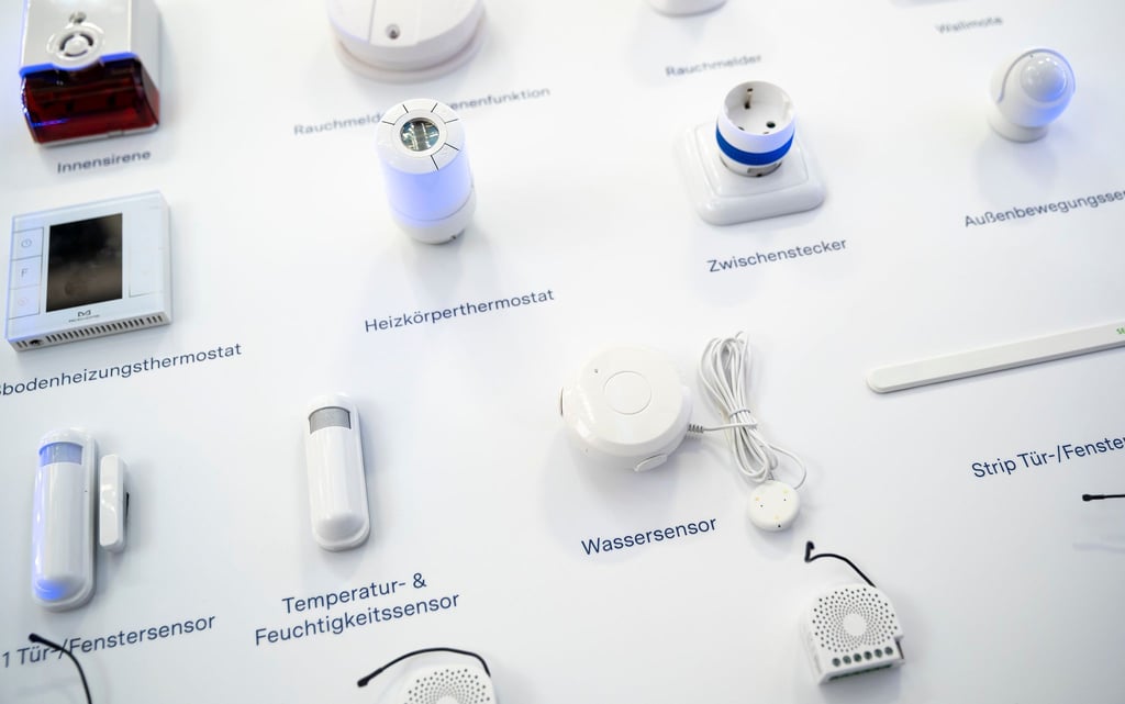 Smart-Home-Geräte sollen beim Energiesparen helfen - aber laufen oft mit ressourcenbindenden Batterien.