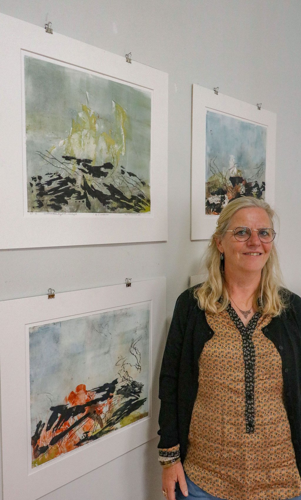 Die dänische Künstlerin Margit Elmelund aus Odense steht vor einem Teil ihrer Werke. Sie hat Landschaften in den Fokus gerückt.