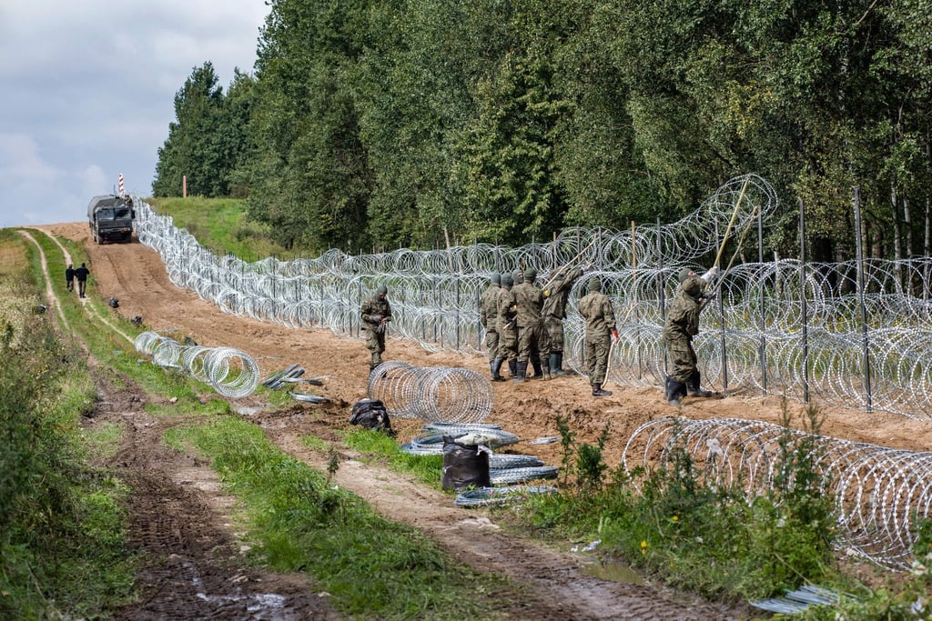 Polnische Soldaten errichten Anfang September einen Stacheldrahtzaun entlang der polnisch-belarussischen Grenze. In dem Grenzgebiet sind die Leichen von drei Menschen gefunden worden.