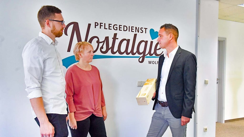Stephan Klingsporn und Nancy Desch erhalten von Daniel Krake (v.l.n.r.) Glückwünsche des Landrates.