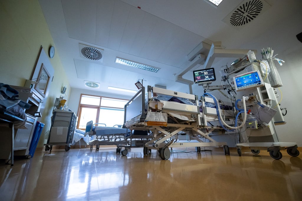 Waren es bisher überwiegend Menschen über 60, die wegen Covid-19 auf einer Intensivstation behandelt werden mussten, trifft es laut RKI-Angaben nun mehr 18- bis 59-Jährige.