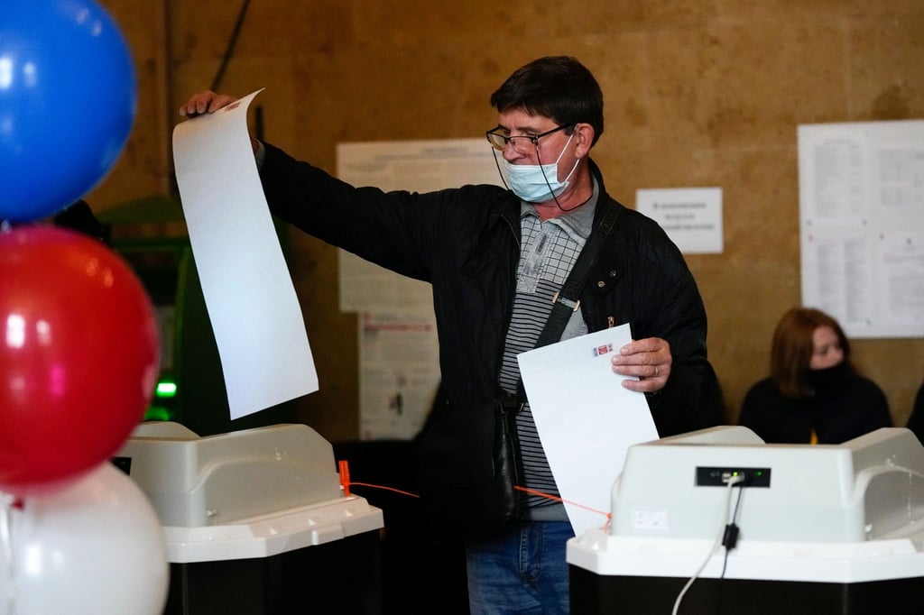 Ein Mann gibt in einem Wahllokal in Moskau seine Stimme ab.