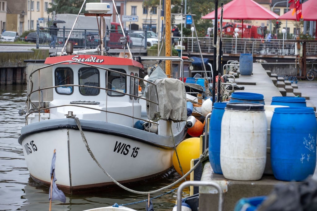 Der Fischkutter „Seeadler“ liegt im Alten Hafen.