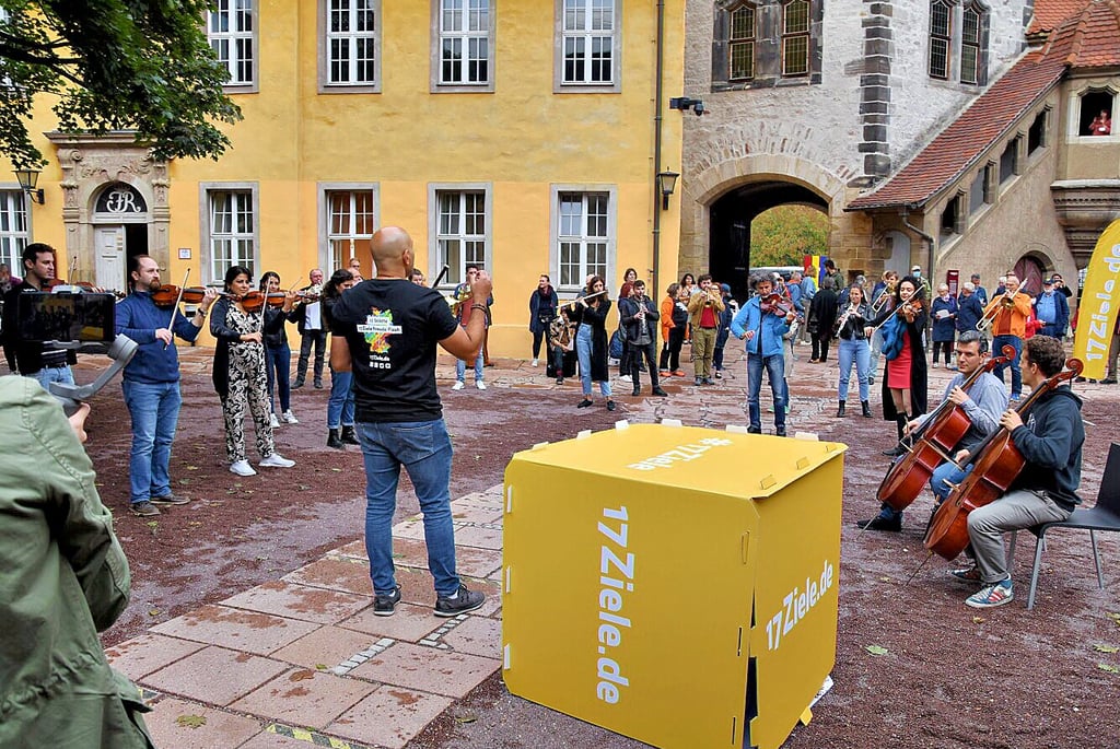 Flashmob in der Moritzburg zu den 17 Klimazielen. Sie können ein Video zum Beitrag sehen. Laden Sie die App ?MZ virtuell? auf Ihr Smartphone. Öffnen Sie die App und scannen Sie das Foto mit dem Logo.