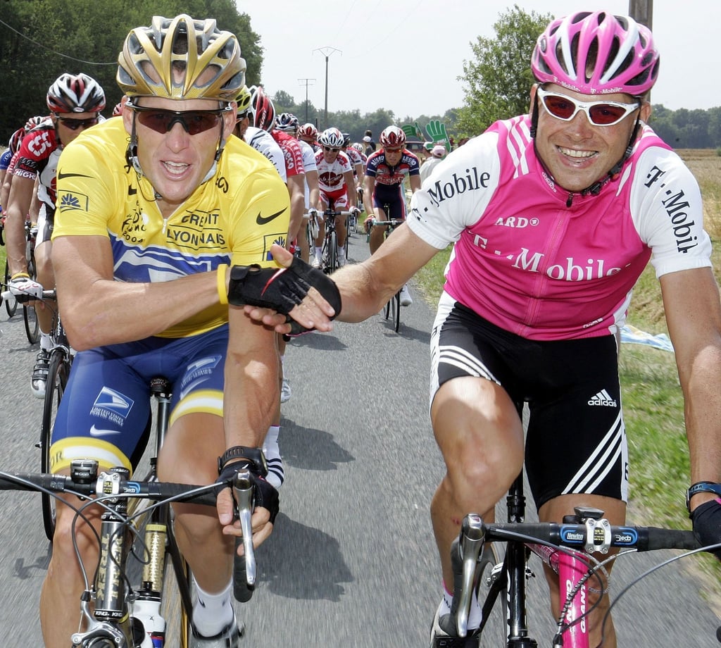Der deutsche Radprofi Jan Ullrich (r) und Lance Armstrong aus den USA bei der Tour de France.