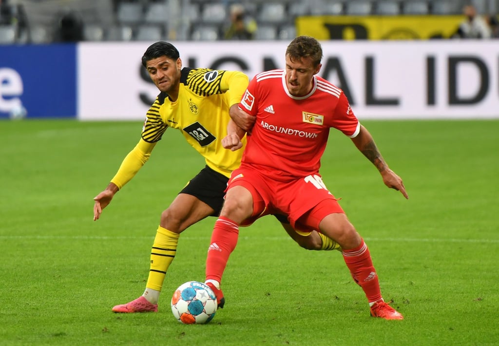 Dortmunds Mahmoud Dahoud (l) und Unions Max Kruse kämpfen um den Ball.