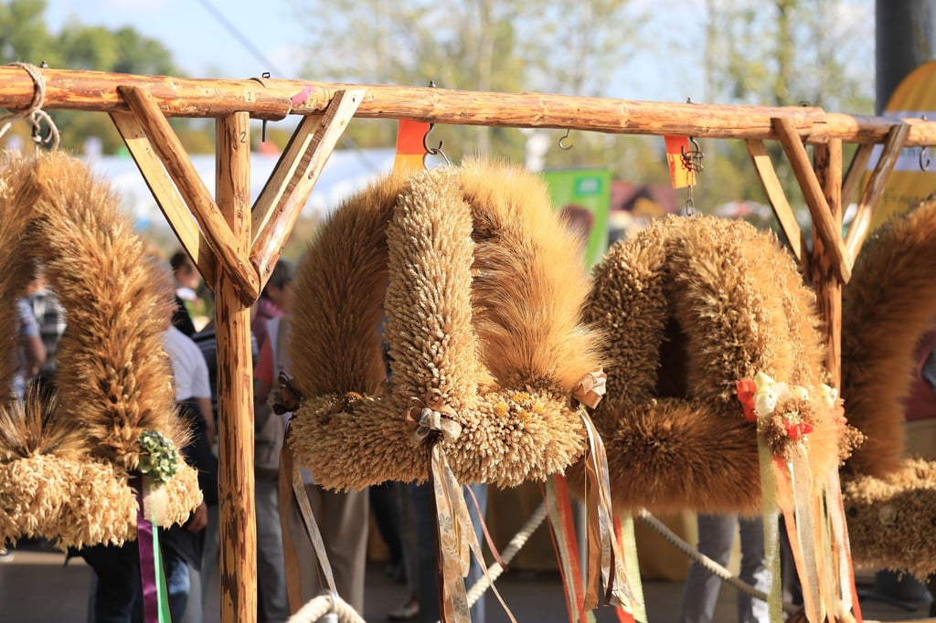 Erntekronen hängen beim Landeserntedankfest Sachsen-Anhalt in Magdeburg