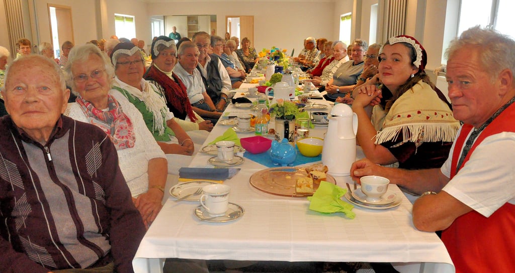 Die Mitglieder der Trachtengruppe des Heimatvereins Niederndodeleben sorgten mit ihren schönen Trachten für einen bunten Farbtupfer beim Niederdeutschen Sprachentag der Generationen in Unseburg.