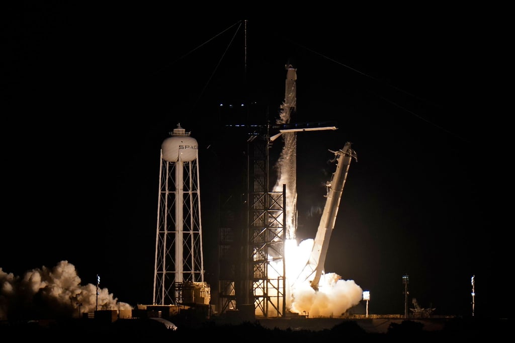 Eine SpaceX-„Falcon 9“-Rakete mit vier Privatpersonen an Bord hebt von der Rampe 39A des Kennedy Space Centers ab.