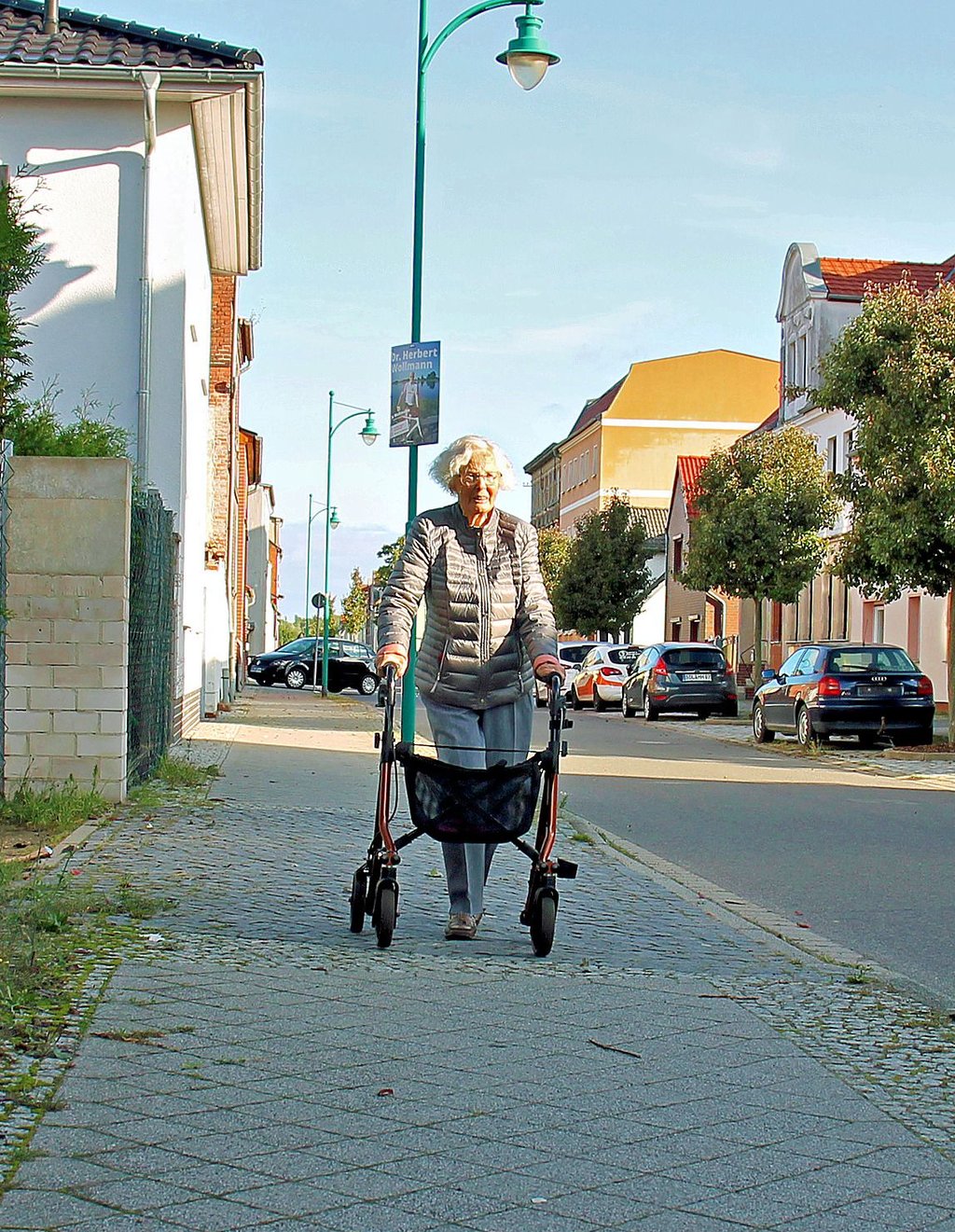 Helga Zielke geht mit ihrem Rollator durch die Tangerhütter Bebelstraße.