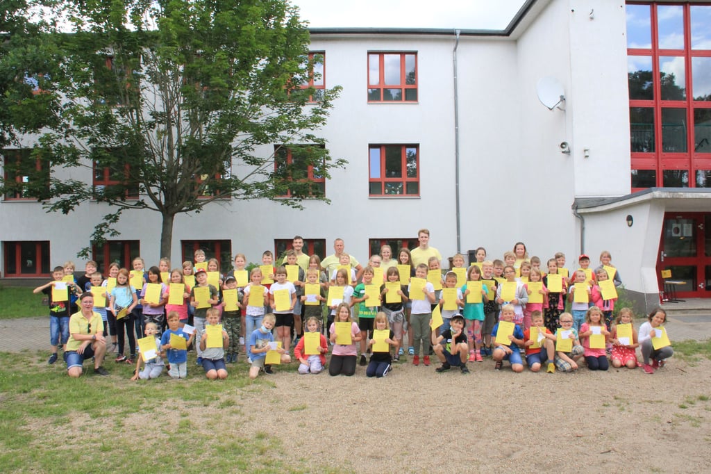Die Klietzer Schule - hier ein Archivfoto von einer Urkundenübergabe am letzten Schultag vor den Sommerferien - wird mehr Schüler haben als vorhergesagt.