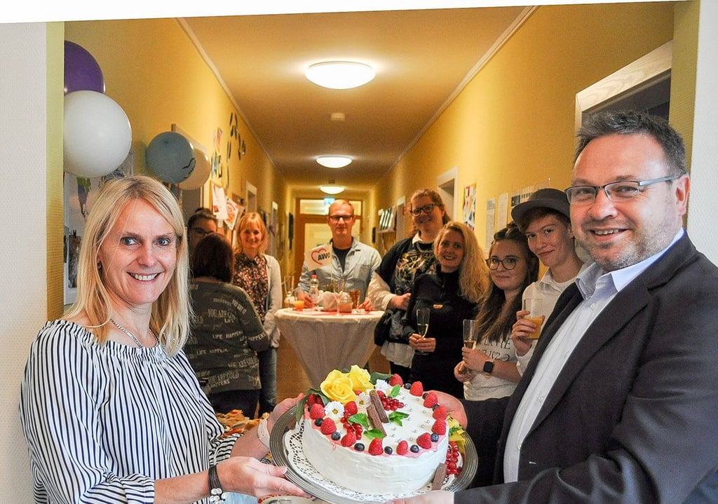 Vom Stellvertretenden Awo-Vorsitzenden Maik Reichel erhielt das Team um Leiterin Heike Henschler zum Jubiläum eine Torte.