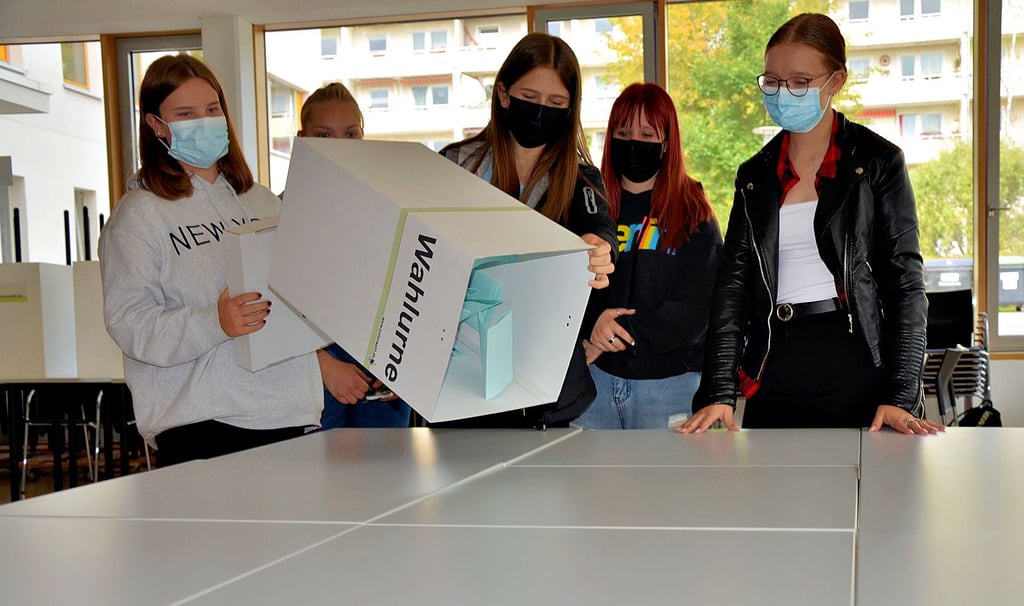Juniorwahl im Schönebecker Dr. Carl-Hermann-Gymnasium anlässlich der Bundestagswahl am kommenden Sonntag. 444 Schüler der Klassen 8 bis 12 waren aufgerufen, ihre Stimme abzugeben.