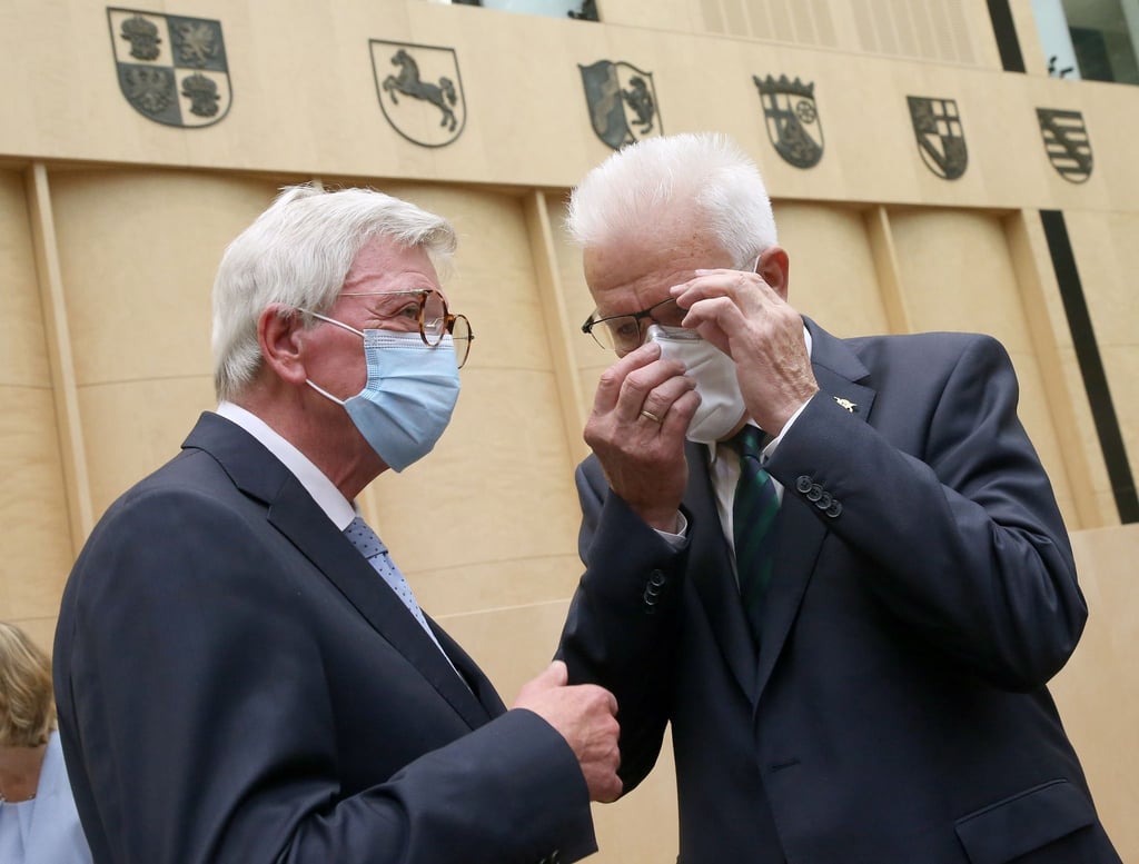 Die Ministerpräsidenten Volker Bouffier (CDU, l), und Winfried Kretschmann (Bündnis 90/Die Grünen).