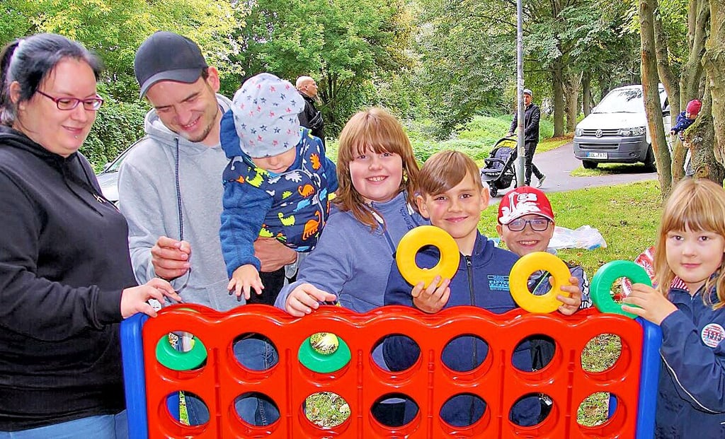 Eine Familie ist am Stadtsee in Stendal beim Spiel ?Vier gewinnt? gegeneinander angetreten.