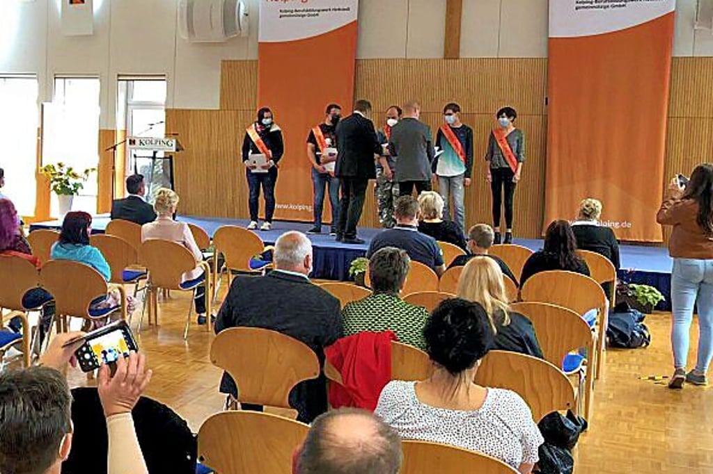 26 Azubis erhielten zur Freisprechung im Kolpingwerk ihre Abschlüsse.