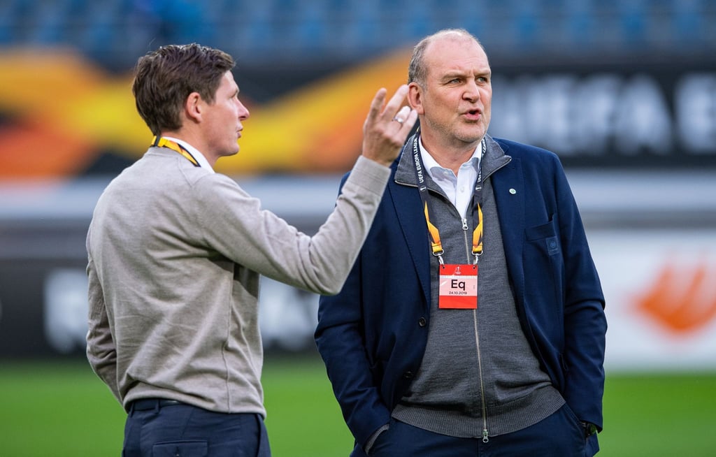 Jörg Schmadtke (r), Wolfsburgs Geschäftsführer Sport, mit Ex-Trainer Oliver Glasner.