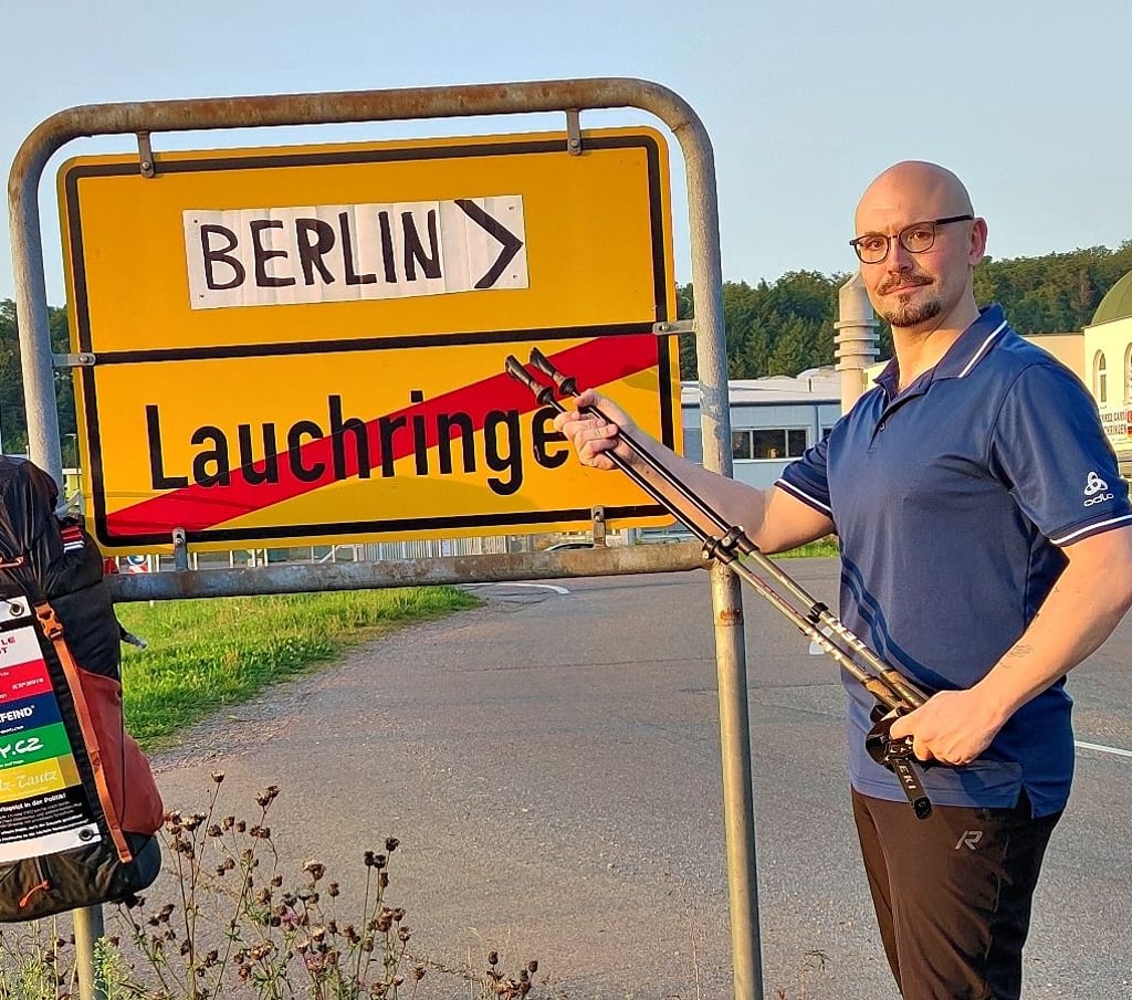 Der Pilger am Start der Tour in seiner Heimat. 1.100 Kilometer liegen vor ihm.