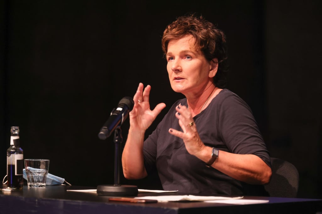 Intendantin Karin Beier spricht während einer Pressekonferenz.