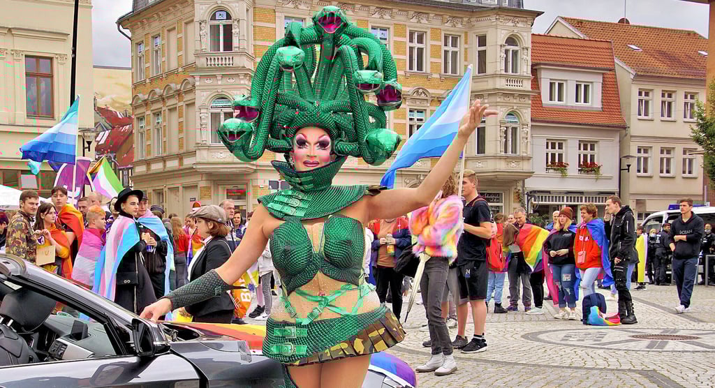Die Travestie-Künstlerin Tatjana Taft hat auf dem Marktplatz in Stendal ihr aufwendiges Kostüm präsentiert und setzt sich für die CSD-Bewegung in der Altmark ein.