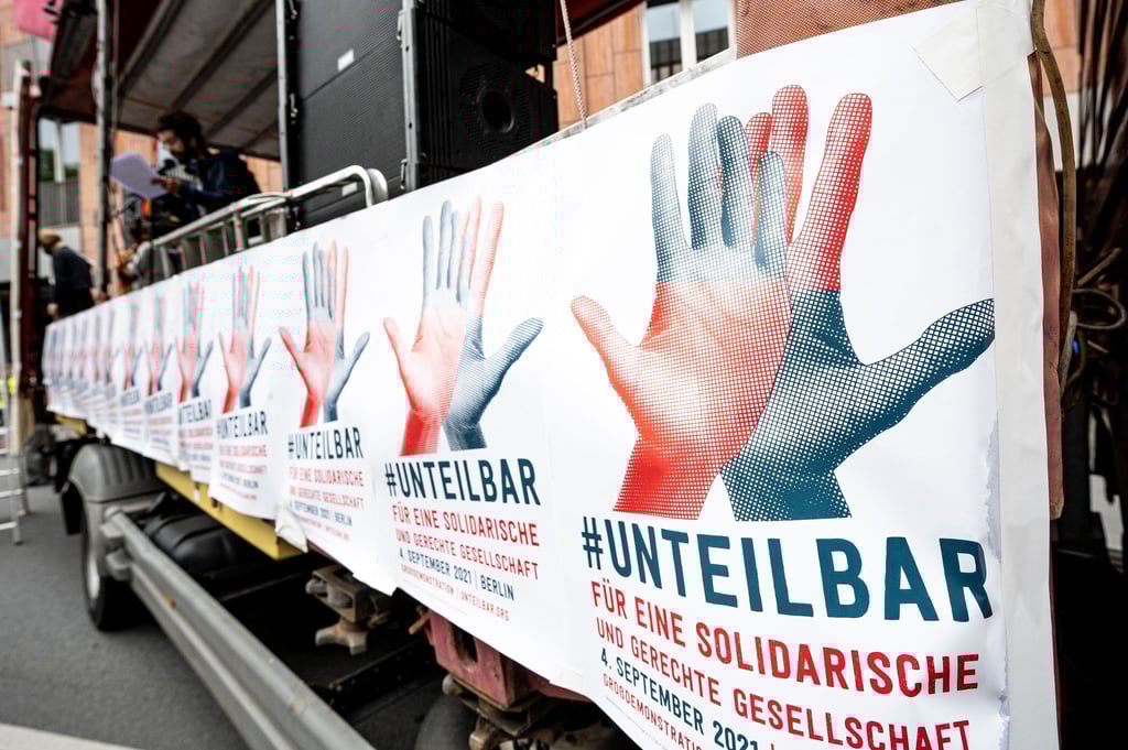 Plakate der Demonstration des Bündnisses Unteilbar.