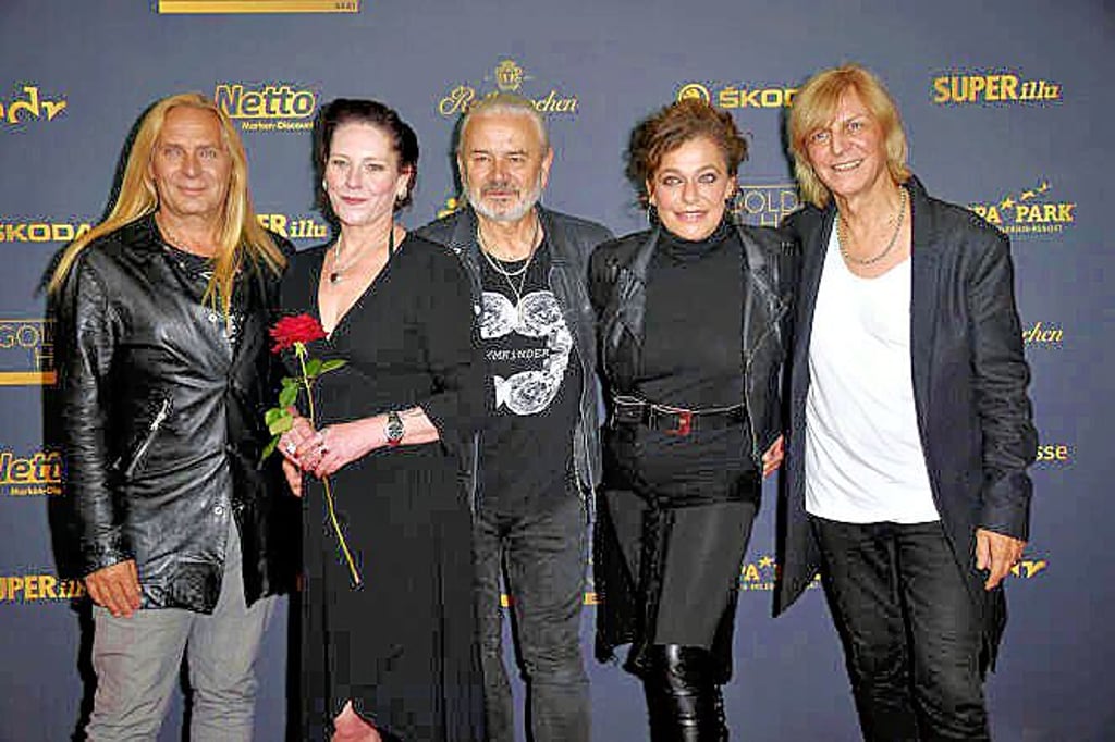 Silly, v.l.: Uwe Hassbecker, AnNa R., Hans-Jürgen (Jäcki) Reznicek, Julia Neigel und Rüdiger (Ritchie) Barton am Wochenende in Leipzig bei der Gala zur Verleihung der ?Goldenen Henne?