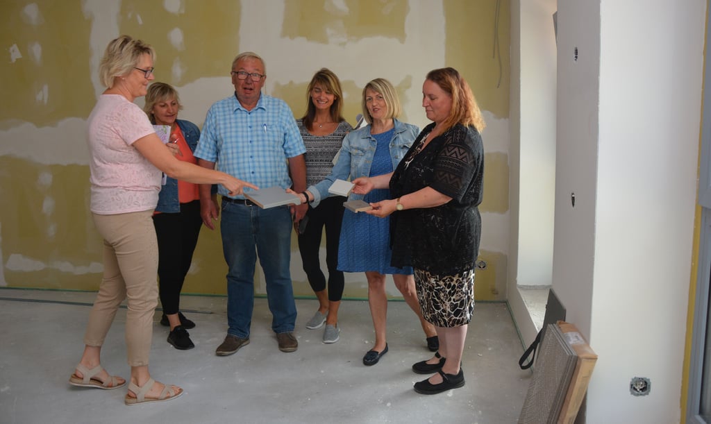Kita-Leiterin Andrea Horn (links) und Bau-fachbereichsleiterin Sonnhild Noack (2.v.r.) suchen mit Mitarbeiterinnen der Stadtverwaltung sowie Firmenvertreter Materialien, unter anderem für die Fensterbänke, aus.