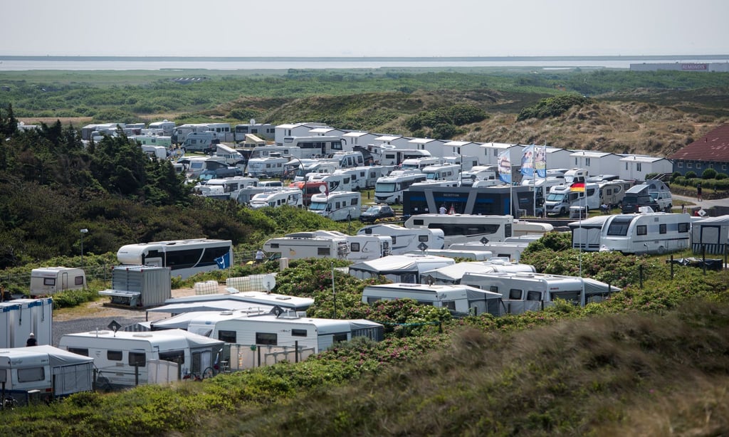 Viele Urlauber bevorzugten im zweiten Corona-Sommer nicht nur das eigene Auto, sondern auch die eigene Unterkunft. Die Folge waren volle Campingplätze.