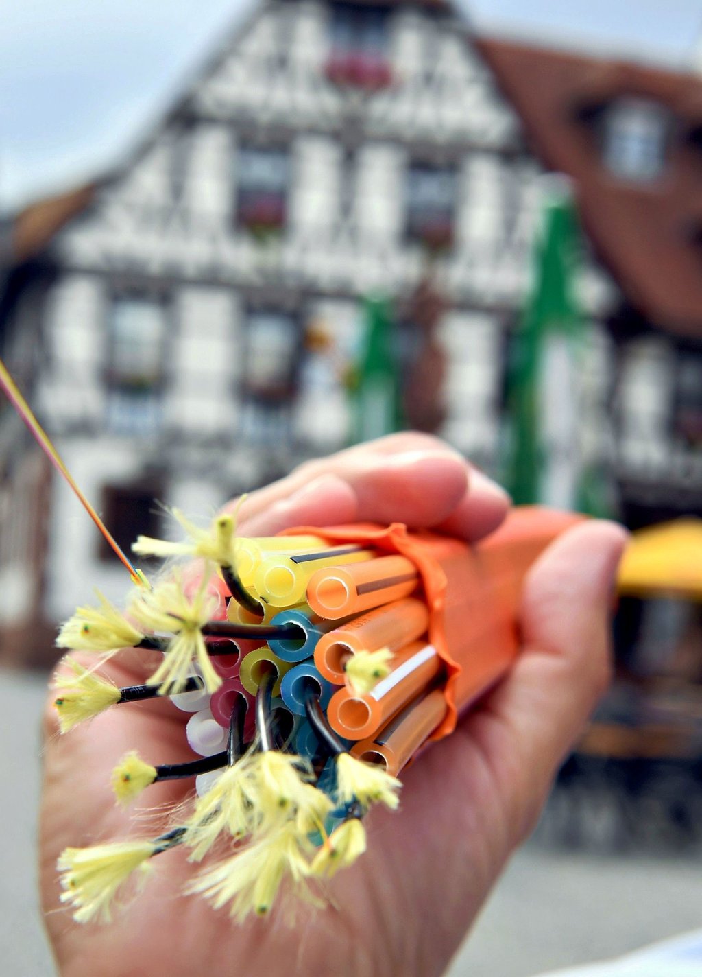 Derartige Bündel mit Leerrohr-Pipes werden im ersten Schritt in der Erde verlegt, um die Schulen ans schnelle Glasfasernetz anzubinden. Sind die Bündel großzügig dimensioniert, sollten anschließend auch Anlieger an der FTTH-Trasse von freien Pipes und einem eigenen Anschluss profitieren. So wie jetzt in Osterwieck im ersten Schritt das Rathaus als systemrelevante Behörde.