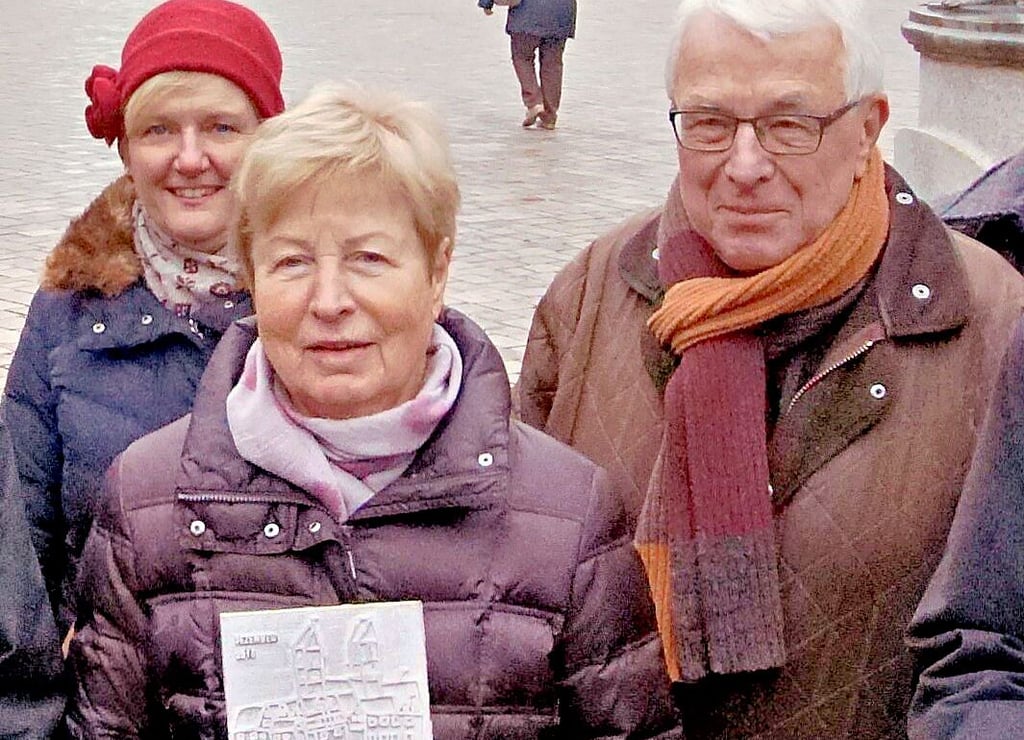 Uwe und Christel Klein bei der Übergabe der von ihnen für den Stifterweg in Quedlinburg gestifteten Medaille Anfang 2017.