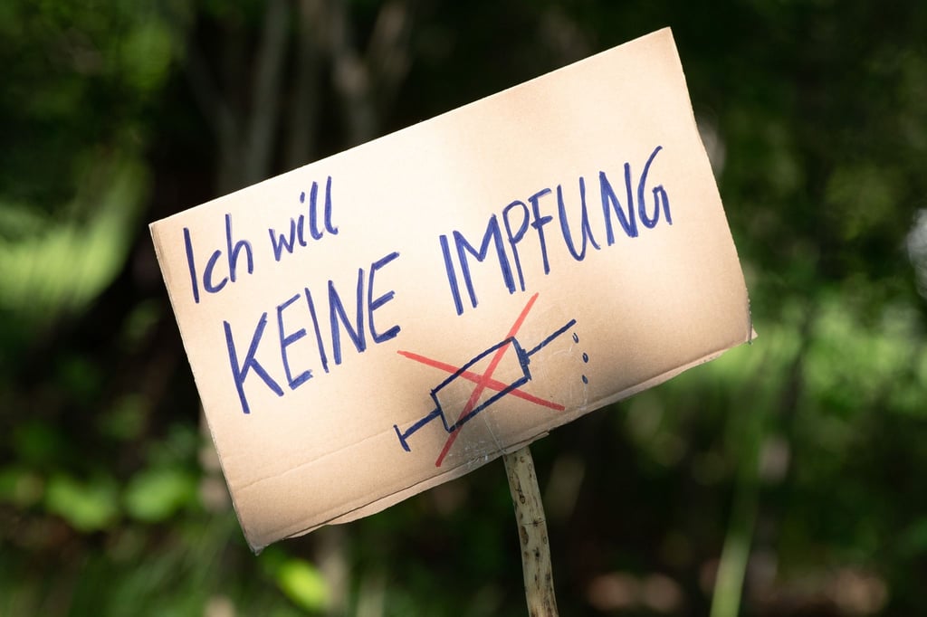 Ein Schild mit der Aufschrift „Ich will keine Impfung“ am Rande einer Querdenker-Kundgebung.