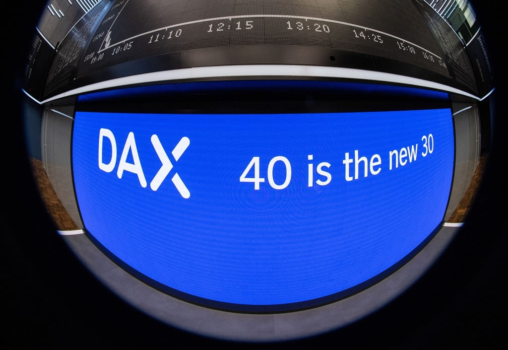 „40 ist das neue 30“ steht zum Start des neuen Dax 40 auf einem Display unterhalb der Anzeigetafel an der Frankfurter Börse.
