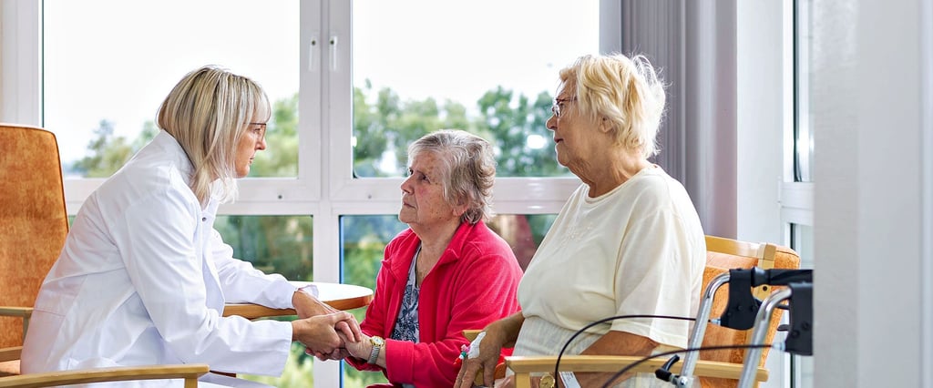 Dr. med Angelika Knispel hört sich Sorgen und Nöte ihrer Patientinnen Dorit Schmeißer und Ingrid Vincenz (von links) an.