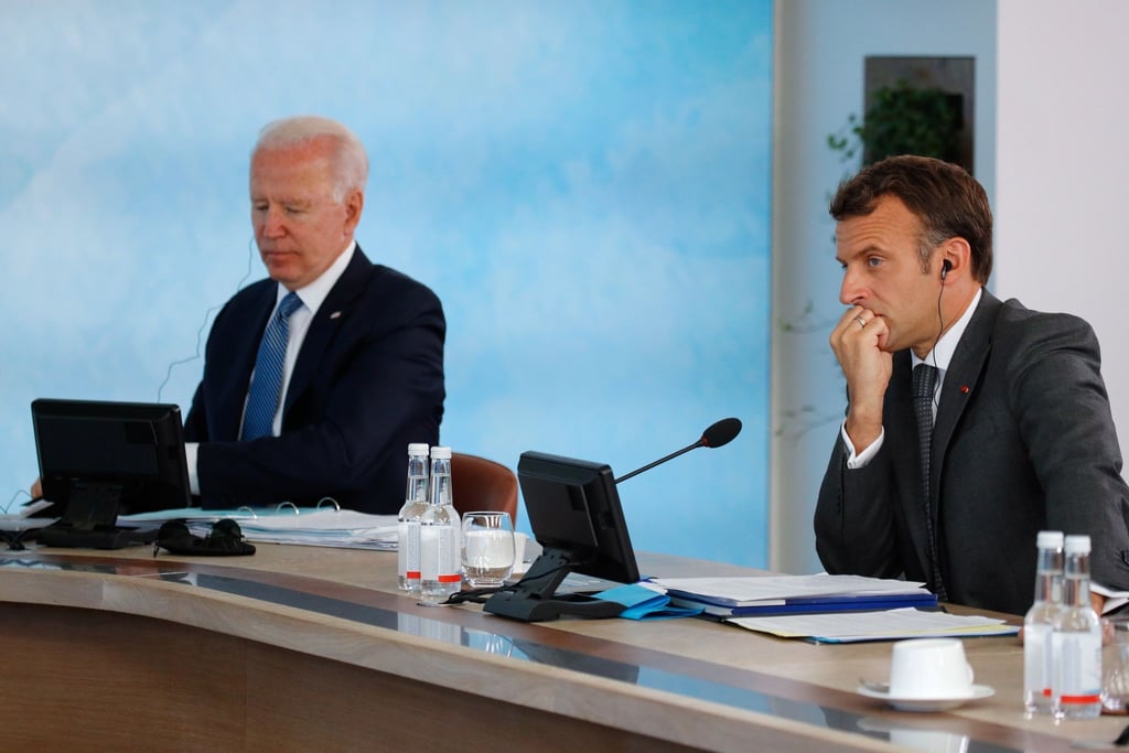 Joe Biden (l) und Emmanuel Macron bei einem Treffen im Rahmen des G7-Gipfels im Juni.