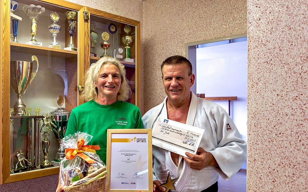 Janet Tietke und Olaf Rodewald präsentieren die Auszeichung.