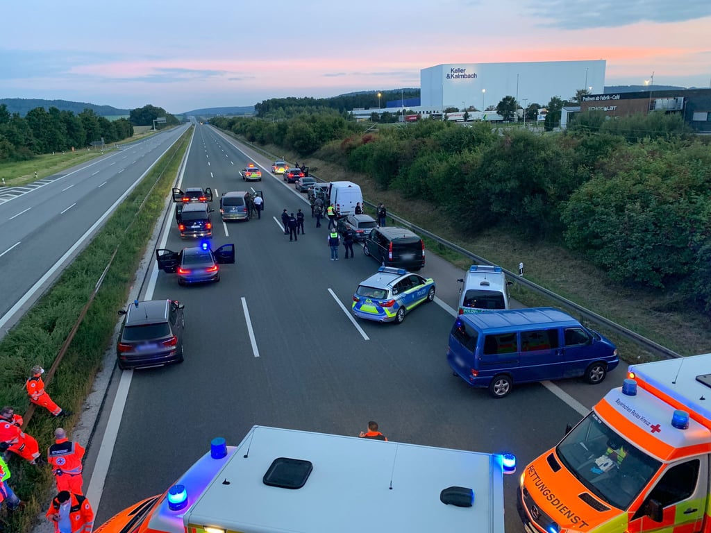 Polizisten und Helfer stehen mit ihren Fahrzeugen auf der Autobahn 9. Wegen eines mutmaßlich bewaffneten Passagiers in einem Reisebus hatte die bayerische Polizei die Autobahn 9 zwischen den Anschlussstellen Hilpoltstein und Greding in beiden Fahrtrichtungen komplett gesperrt.