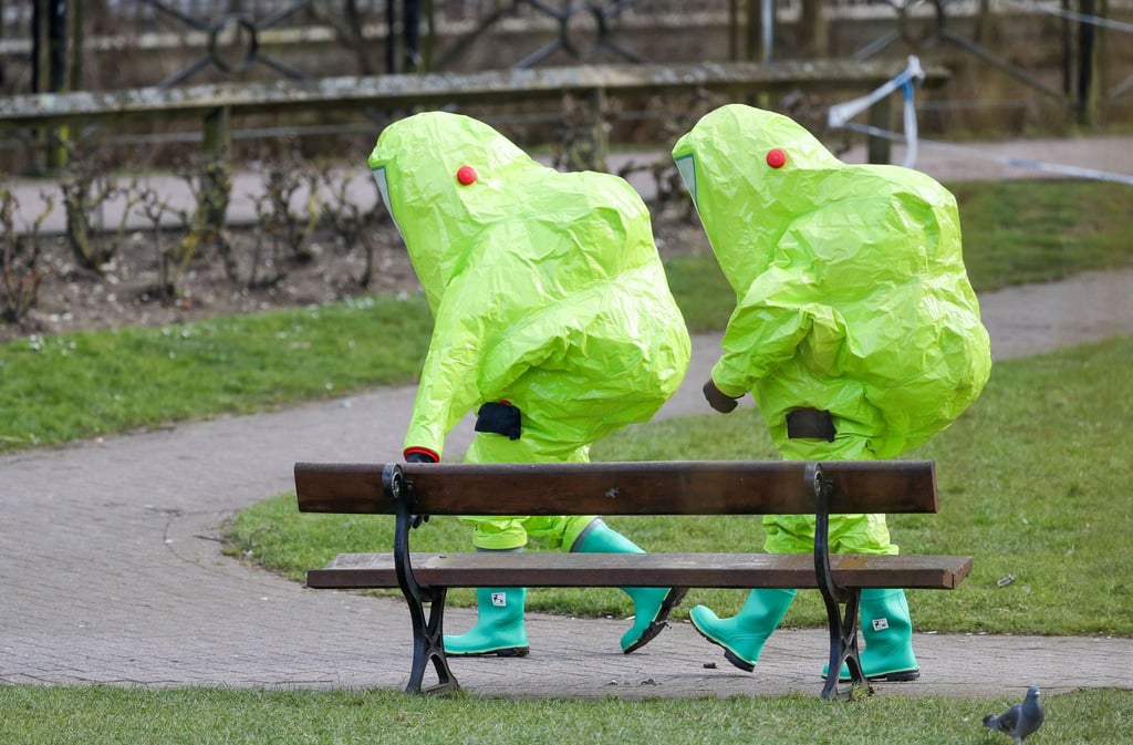Einsatzkräfte in Schutzanzügen nach dem Anschlag in Salisbury 2018.