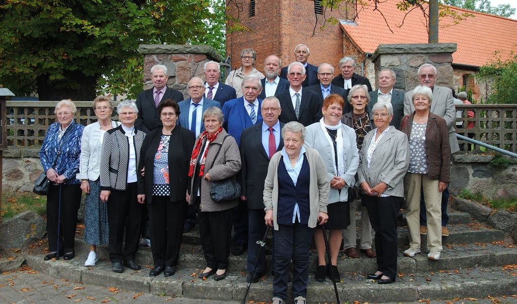 Die Jubelkonfirmanden trafen sich vor der Jübarer Kirche, in der Pfarrer Hartmut Förster (hintere Reihe, 3. von rechts) anschließend den Festgottesdienst hielt.