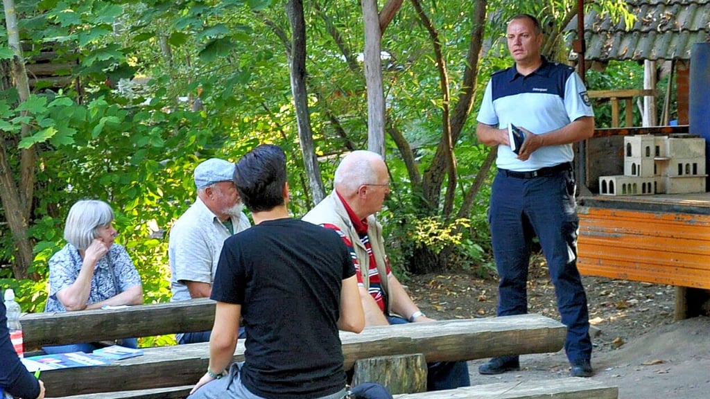 Nils Schufft vom Ordnungsamt stellte bei einem Austausch der Gemeinwesenarbeitsgruppe (GWA) Neu-Olvenstedt die Stadtwache vor und sprach mit den Teilnehmern über Problemzonen.