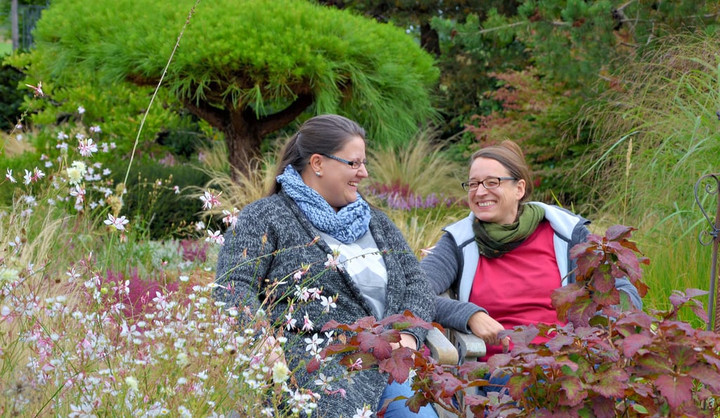 Franziska Maak und Melanie Reinhardt sitzen oft im Garten ihrer Freundin Marion Stehlik in Oebisfelde. Die beiden holen sich hier gerne mal Tipps zur richtigen Pflege der Pflanzen oder lassen sich einfach nur inspirieren.