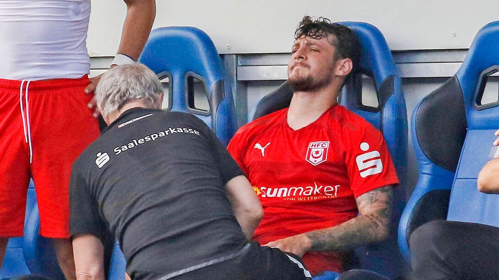 Auf der Bank wird  beim so genannten Schubladentest  klar: Das Kreuzband bei Aaron Herzog ist durch.